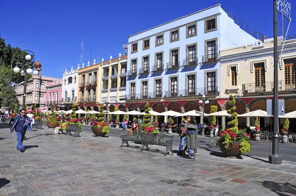 Livliga och färgstarka byggnader av staden Puebla, Mexiko — Stockfoto