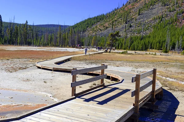 Boardwaks en Yellowstone National Park, Wyoming Estados Unidos — Foto de Stock