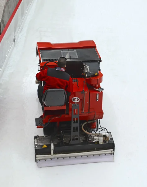 Ice resurfacing machine on ice rink — Stock Photo, Image