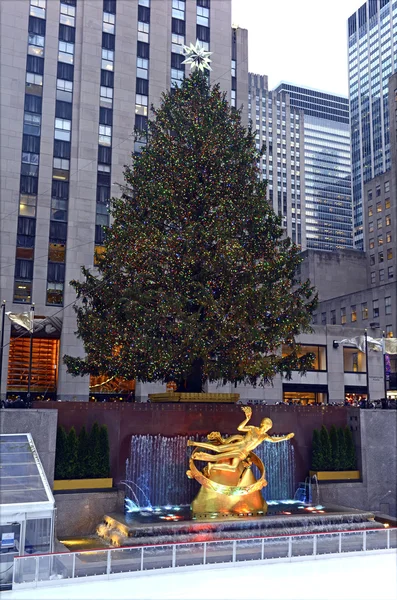 Vánoční strom v Rockefeller Center v New Yorku — Stock fotografie