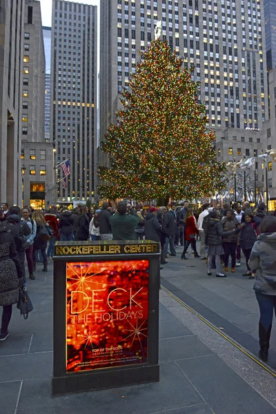 Vánoční strom v Rockefeller Center v New Yorku — Stock fotografie