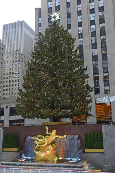 Vánoční strom v Rockefeller Center v New Yorku — Stock fotografie