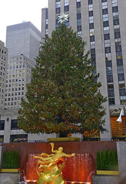 L'albero di Natale al Rockefeller Center di Manhattan, New York — Foto Stock