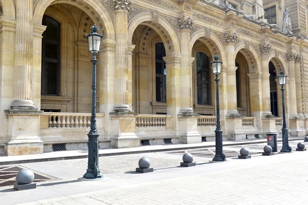 Arquitectura con columnas y poste de luz, París, Francia — Foto de Stock
