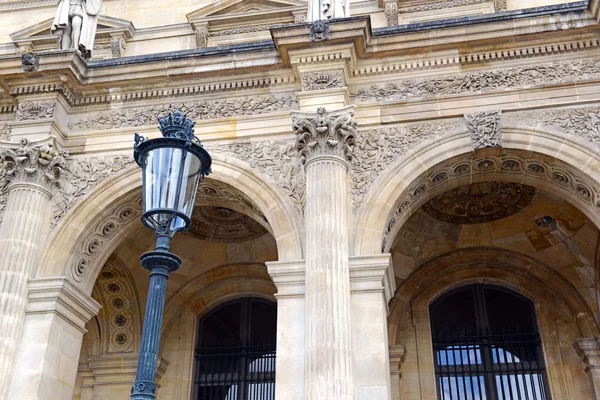Architecture avec colonnes et poteau lumineux, Paris, France — Photo