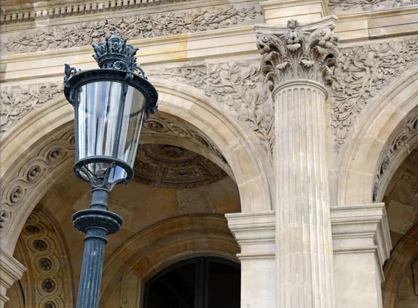 Architecture avec colonnes et poteau lumineux, Paris, France — Photo