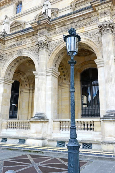 Arquitectura con columnas y poste de luz, París, Francia — Foto de Stock