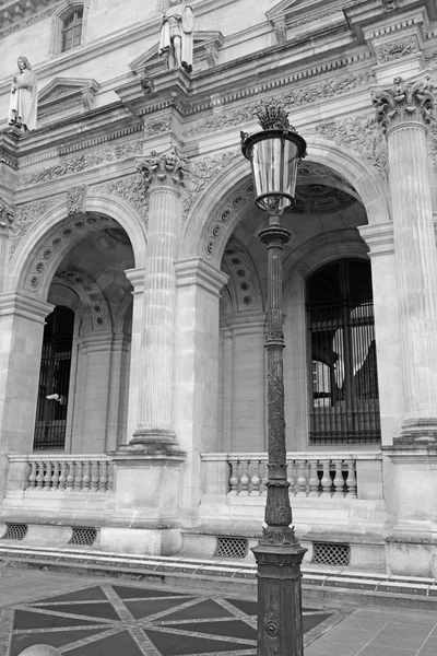 Arquitetura com colunas e poste de luz, Paris, França — Fotografia de Stock