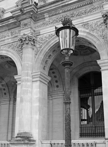 Architektur mit Säulen und Lichtmasten, Paris, Frankreich — Stockfoto