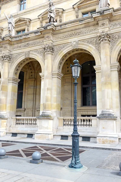 Architektura se sloupci a světlé místo, Paříž, Francie — Stock fotografie