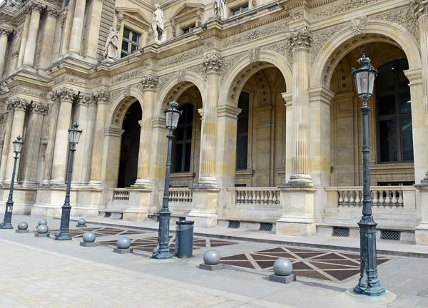 Arquitectura con columnas y poste de luz, París, Francia — Foto de Stock