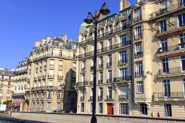 Фасад будівлі вздовж річки Сени у Парижі — стокове фото