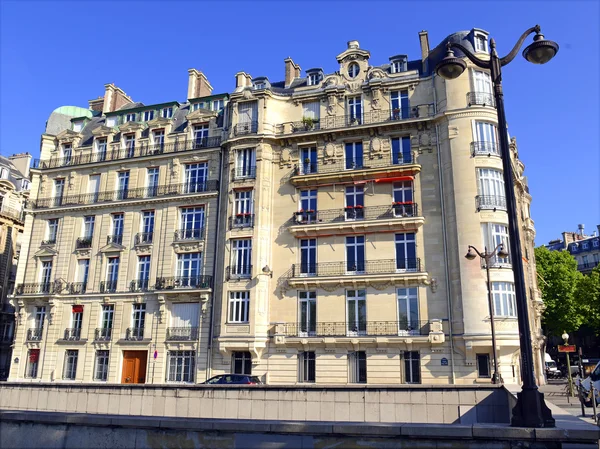 Fasad av byggnad längs floden Seine i Paris, Frankrike — Stockfoto