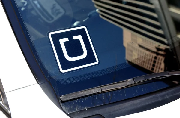 Логотип Uber на лобовом стекле автомобиля — стоковое фото