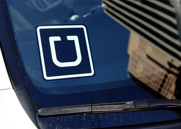 Logotipo Uber no pára-brisas do carro — Fotografia de Stock