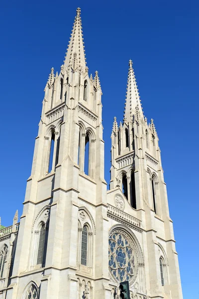 Iglesia con campanario en cielo azul — Foto de Stock