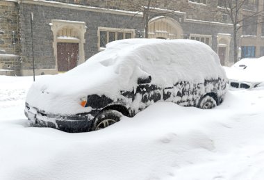 Araba şehir Manhattan New York'ta sokak üzerinde kar kaplı