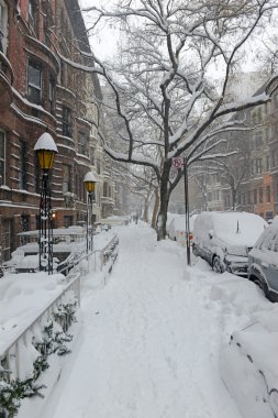 Manhattan, New York'taki karla kaplı Caddesi