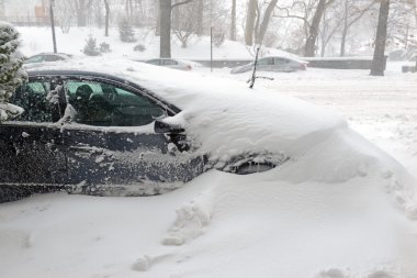 Araba şehir Manhattan New York'ta sokak üzerinde kar kaplı