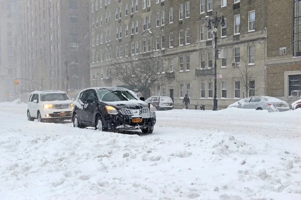 Calle cubierta de nieve en Manhattan, Nueva York — Foto de Stock