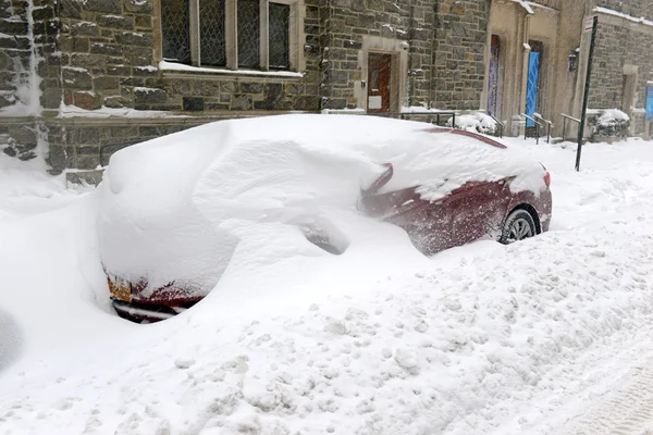 Сніг накривав автомобіля на міській вулиці в Манхеттен Нью-Йорк — стокове фото