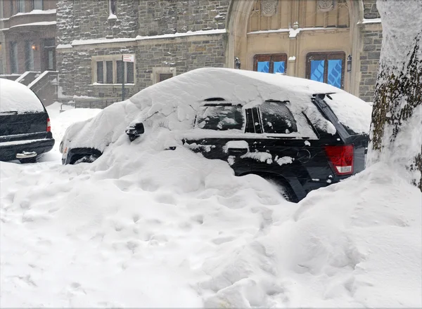 Coche cubierto de nieve en la calle de la ciudad en Manhattan Nueva York —  Fotos de Stock