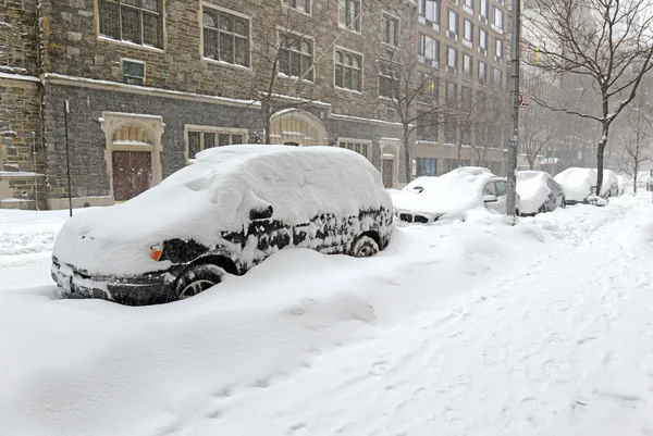 Voiture couverte de neige sur la rue de la ville à Manhattan New York — Photo
