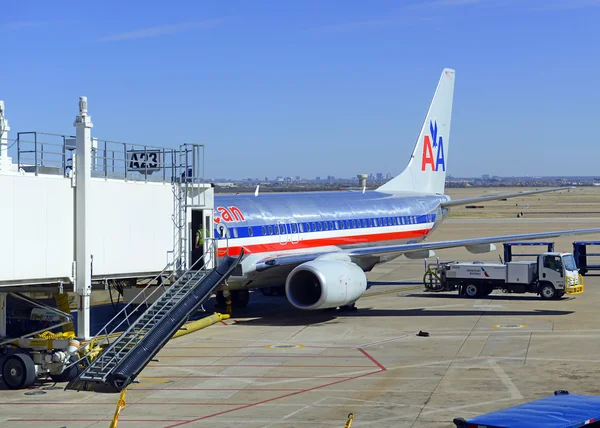 Jet comercial en la bahía de carga en el aeropuerto —  Fotos de Stock