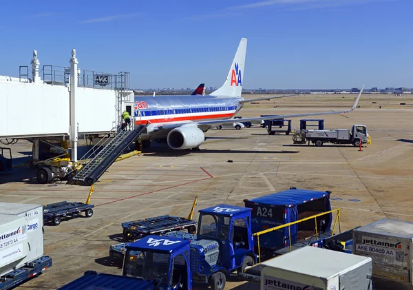 Jet comercial en la bahía de carga en el aeropuerto —  Fotos de Stock