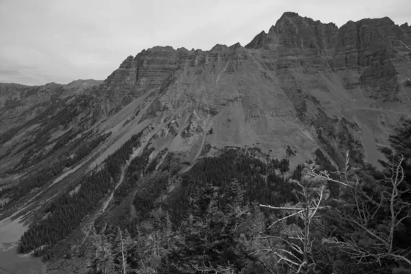 崎岖的地形的栗色钟声和麋鹿范围，科罗拉多洛矶山 — 图库照片