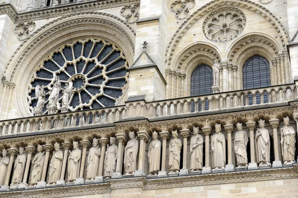 Primer plano de obras de arte y tallas en la Catedral de Notre Dame, París, Francia — Foto de Stock