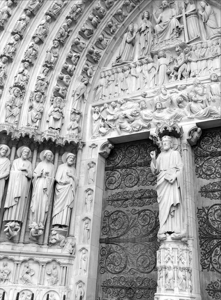 Närbild av konstverk och sniderier i katedralen Notre Dame, Paris, Frankrike — Stockfoto