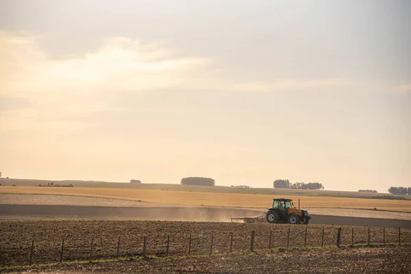 Tarım traktörü. Ekme ve arazi hazırlığı. Tahıl ekiyorum. Tarım. Kırsal alan. Brezilya 'daki Pampa biyoloji alanları. Soya ekimi. Tekniğe kadar hayır. Toprak dönüyor..