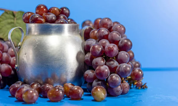 Frutos Uva Ingrediente Para Sucos Vinho Bagas Uva Recipiente Alumínio — Fotografia de Stock