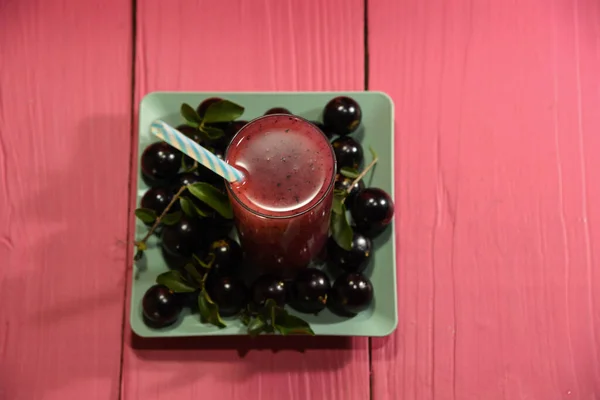 杜鹃的果实和浆果 健康和精力充沛的饮料 模糊的背景 异国情调饮料 — 图库照片