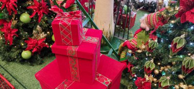 Noel süsü. Noel motifleri ve ışıkları, hediyeler, çamlar, toplar ve arka ışıklar. Yıl sonu partisi. Aziz Patrick Günü. Noel partisi. İsa 'nın Doğuşu.