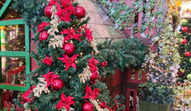 Noel süsü. Noel motifleri ve ışıkları, hediyeler, çamlar, toplar ve arka ışıklar. Yıl sonu partisi. Aziz Patrick Günü. Noel partisi. İsa 'nın Doğuşu.