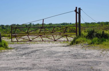 Metal kapı. Areeira. Brezilya 'da inşaat için kum arama alanı. Kırsal alan.