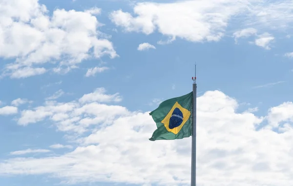 Bandeira Brasil Céu Azul Nuvens Símbolo República Dia Independência Pavilhão — Fotografia de Stock