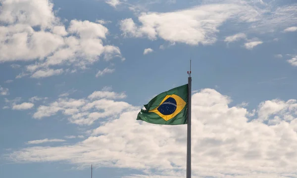 Bandera Brasil Cielo Azul Nubes Símbolo República Día Independencia Pabellón —  Fotos de Stock