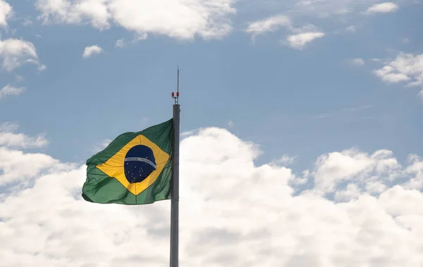 Bandera Brasil Cielo Azul Nubes Símbolo República Día Independencia Pabellón —  Fotos de Stock