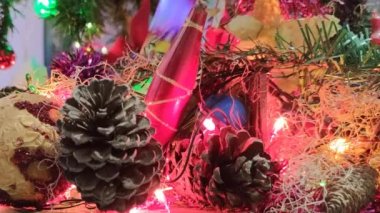 Noel ışıkları ve dekorasyon. Aziz Patrick Günü. Yıl sonu partileri. Noel süsü. Birlik ve kardeşlik ruhu. Tatil günü. Renkli ışıklar Noel ağacını süslüyor.