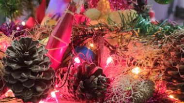 Noel ışıkları ve dekorasyon. Aziz Patrick Günü. Yıl sonu partileri. Noel süsü. Birlik ve kardeşlik ruhu. Tatil günü. Renkli ışıklar Noel ağacını süslüyor.