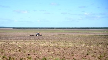 Tarım traktörü ekme faaliyetlerinde. Tarım ekimi. Toprak ekimi için hazırlık. Hassas tarım.