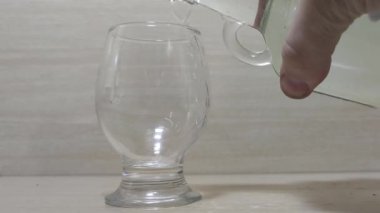 Cam kase ve limon suyu. Bir bardak meyve suyu dolduruluyor. sıvılar için konteyner.