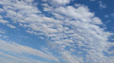 Yağmur bulutları. Dramatik bir gökyüzü. Günbatımının simgeleri ve renkleri. Özgürlüğü hissetmek. Güney Amerika yazı. Geçmişi. Sahnenin arkaplan görüntüsü. Özgürlük gökyüzü. Bulutlar yüklendi.