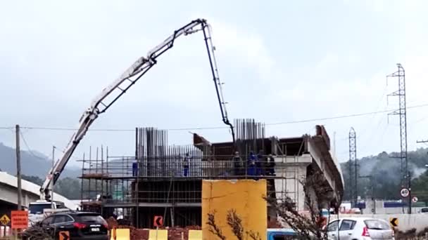 Mannen Met Veiligheidsuitrusting Bouw Infrastructuurwerken Betonnen Vrachtwagen Kraan Stichtingen Engineering — Stockvideo