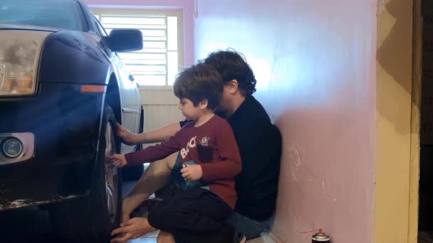Vater Und Sohn Wechseln Der Garage Den Autoreifen Reifenreparatur Familienarbeit — Stockvideo