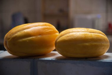 Olgun sarı kavun. Bir damla dingin karpuz meyvesi. İnsan tüketimi için tropik meyve. Meyve salatası malzemesi. Doğal yemek ve detoks. Taze meyve..