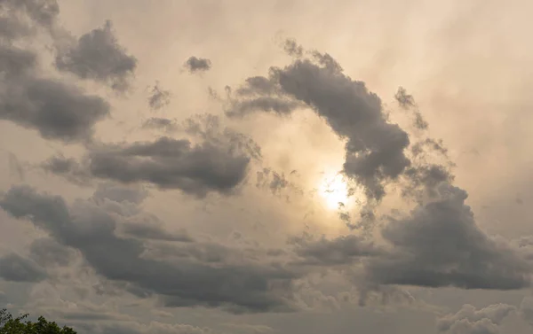Alacakaranlıkta renkli yağmur bulutları. Yağmur bulutları. Latin Amerika semalarında gün batımı. Doğanın fenomenası. Hava fenomeninin doğal suluboyaları.